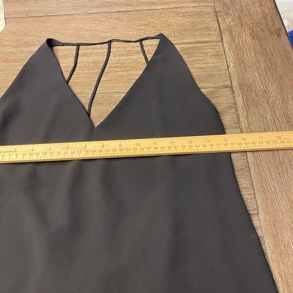 Women's Express Simple V-Neck Tank Solid Color Black Cut Out Back Size Small. - Picture 5 of 7